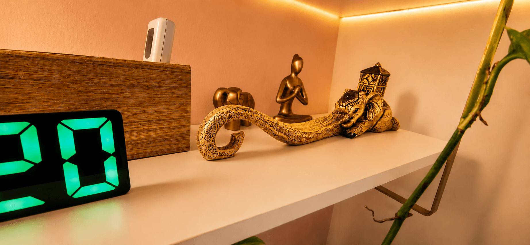 Elefante decorativo dourado em uma prateleira do Studio Eva Andrade